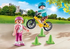 70061 Barn med rullskridskor och cykel för 40 kr på Playmobil