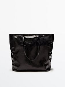 Leather Tote Bag With A Cracked Finish för 1799 kr på Massimo Dutti