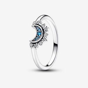 Glittrande måninspirerad ring med blå stenar för 499 kr på Pandora